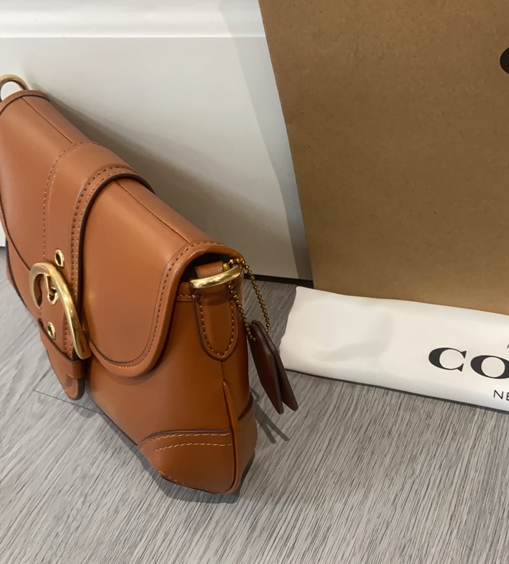 
P260  蔻驰4月新品 新款香布蕾女包Soho腋下包手提流浪包经典单肩包CR737 CR699
 马鞍包豌豆包，尺寸：26.5*16*7.5