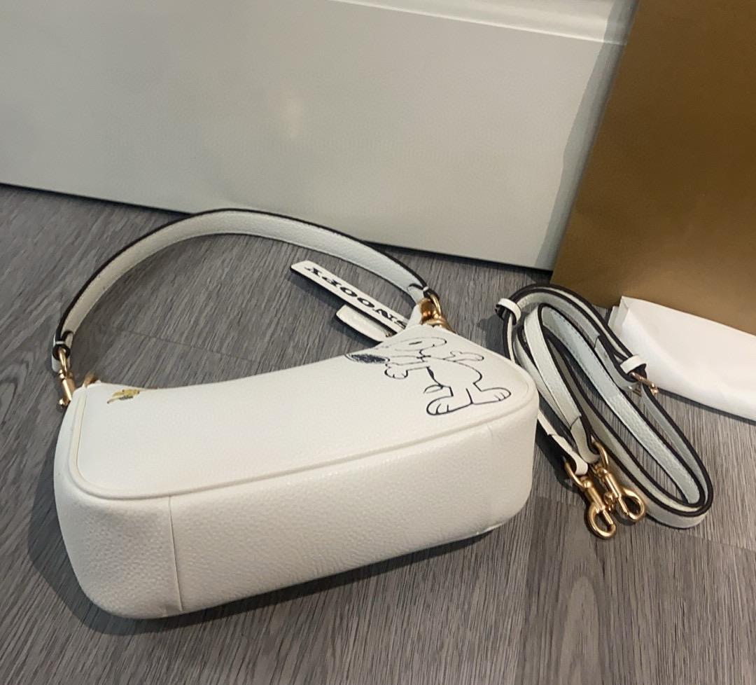 P200 coach. CBJ76六月新品史努比联名腋下麻将包 coach 日本奥莱史努比限定每款都是可可爱爱的 超级卡哇伊 尺寸25cm