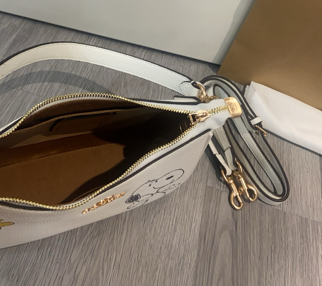 P200 coach. CBJ76六月新品史努比联名腋下麻将包 coach 日本奥莱史努比限定每款都是可可爱爱的 超级卡哇伊 尺寸25cm