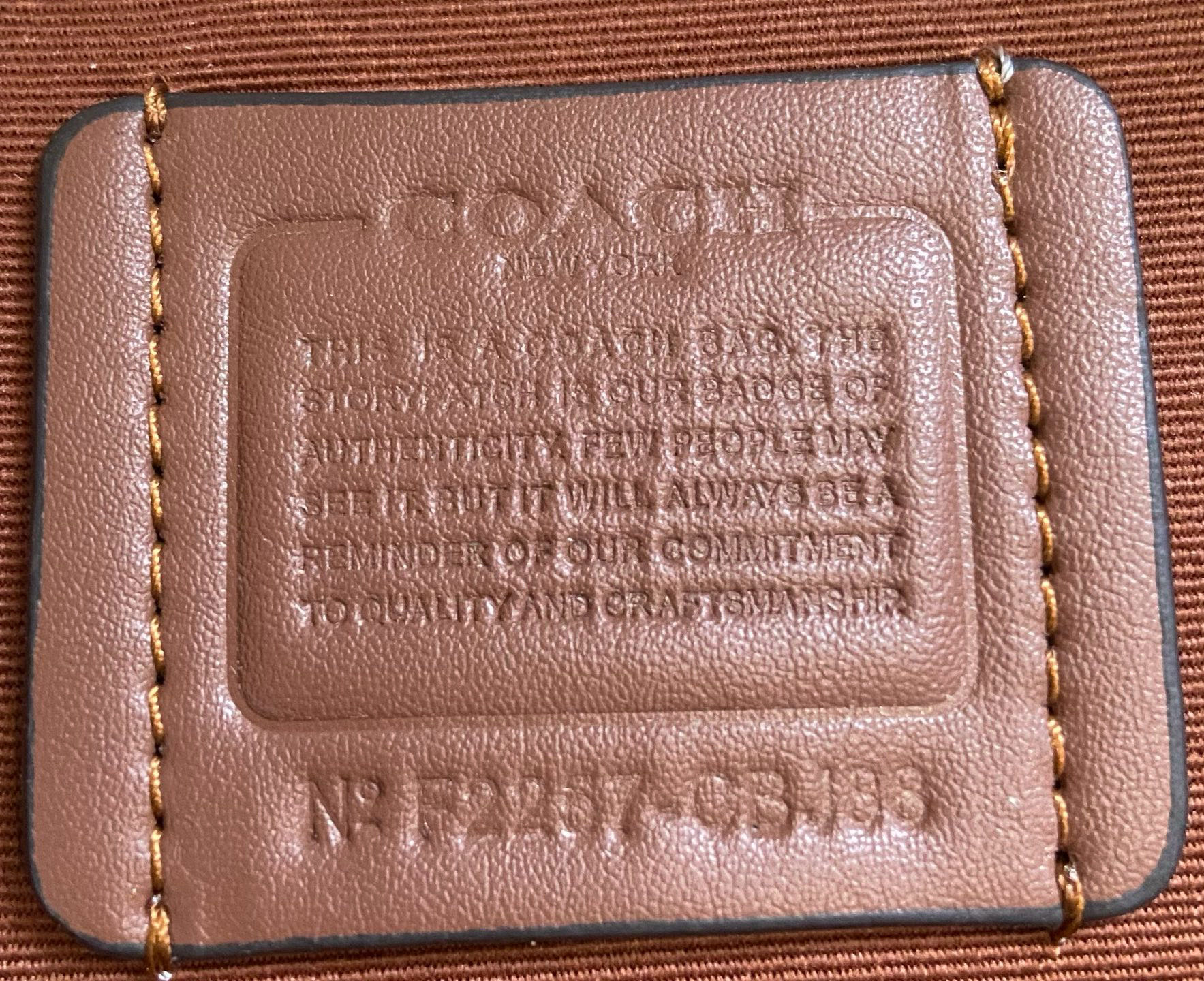 P200 蔻驰新款 史努比联名腋下包 cBJ88Snoopy超级好看可爱出圈，时尚加 经典与可爱完美碰撞。随便搭配简约上衣和休闲裤，轻松拿捏时尚感，瞬间成为街头焦点