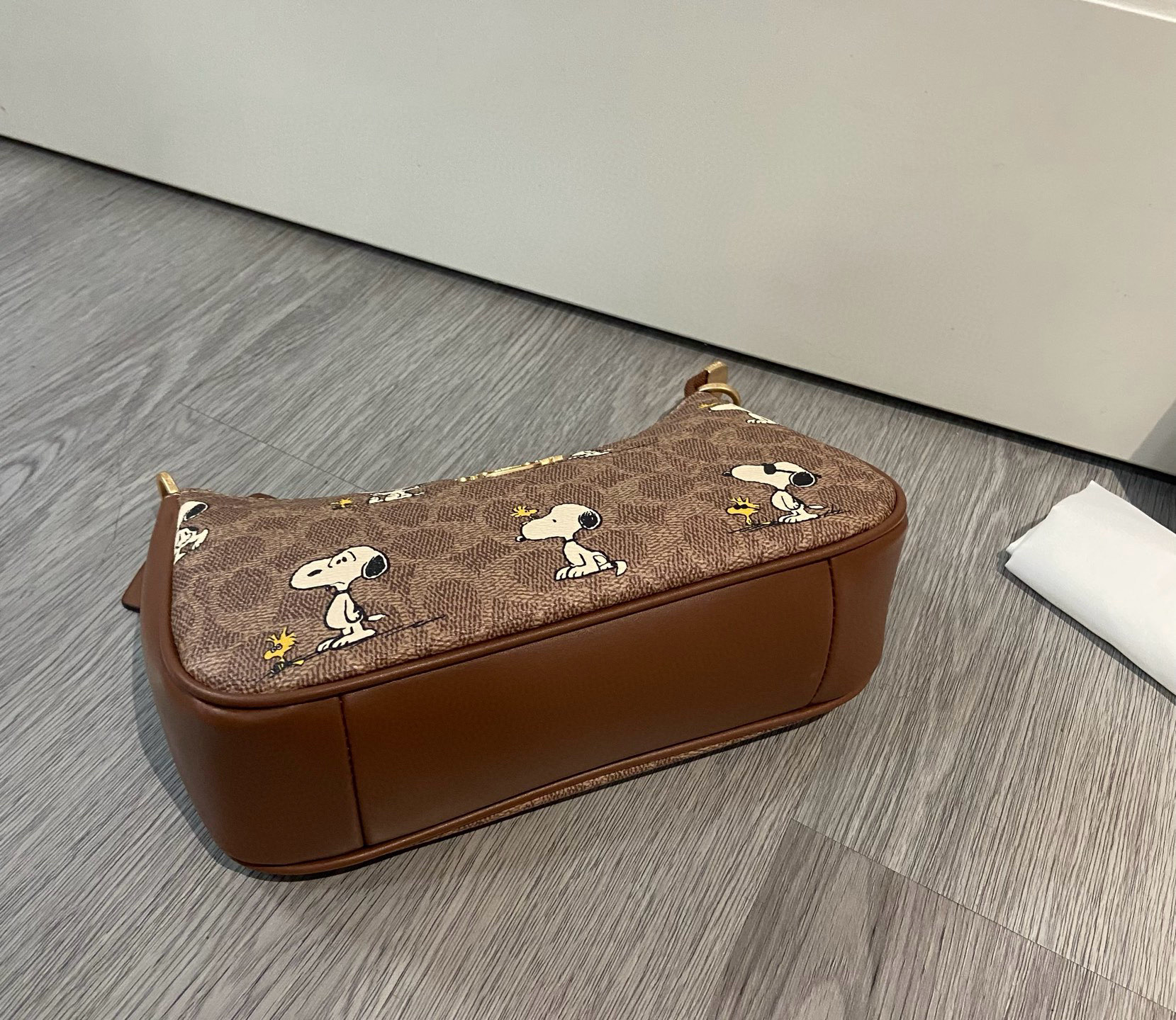 P200 蔻驰新款 史努比联名腋下包 cBJ88Snoopy超级好看可爱出圈，时尚加 经典与可爱完美碰撞。随便搭配简约上衣和休闲裤，轻松拿捏时尚感，瞬间成为街头焦点