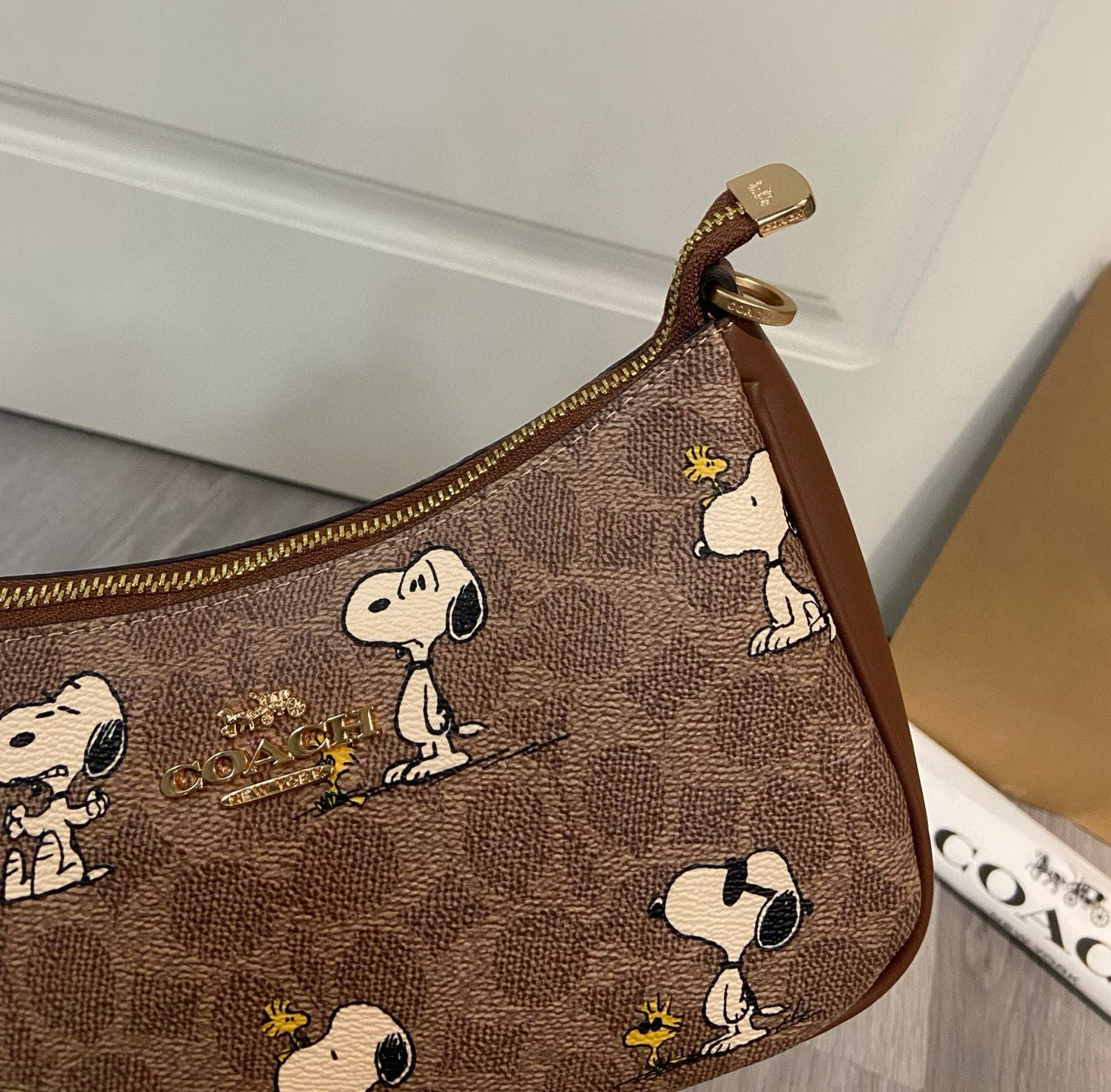 P200 蔻驰新款 史努比联名腋下包 cBJ88Snoopy超级好看可爱出圈，时尚加 经典与可爱完美碰撞。随便搭配简约上衣和休闲裤，轻松拿捏时尚感，瞬间成为街头焦点