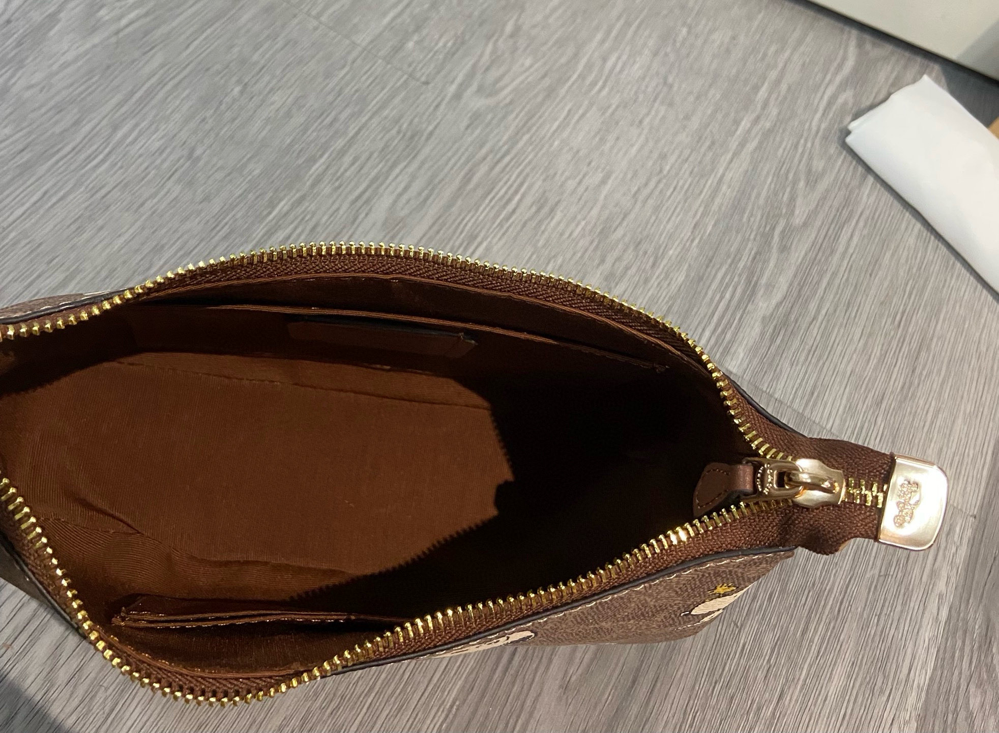 P200 蔻驰新款 史努比联名腋下包 cBJ88Snoopy超级好看可爱出圈，时尚加 经典与可爱完美碰撞。随便搭配简约上衣和休闲裤，轻松拿捏时尚感，瞬间成为街头焦点