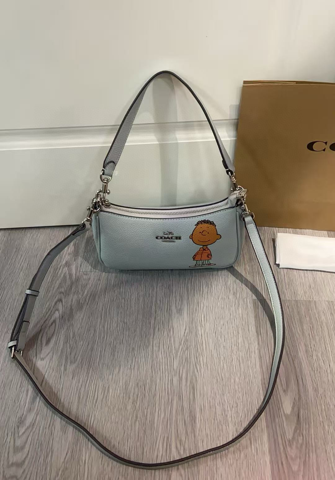 P220 COACH蔻驰x PEANUTS联名款Teri25卡通图案印花 皮革 斜挎单肩包中号女款银色拼鹦鹉蓝多色 货号:CBM31 cBj77 CBJ80 CBJ83 尺寸25cm