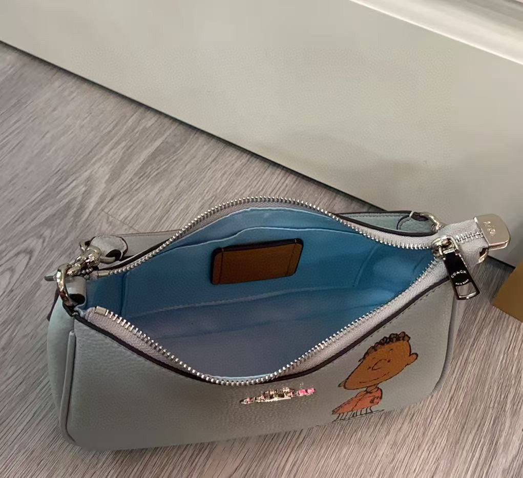 P220 COACH蔻驰x PEANUTS联名款Teri25卡通图案印花 皮革 斜挎单肩包中号女款银色拼鹦鹉蓝多色 货号:CBM31 cBj77 CBJ80 CBJ83 尺寸25cm