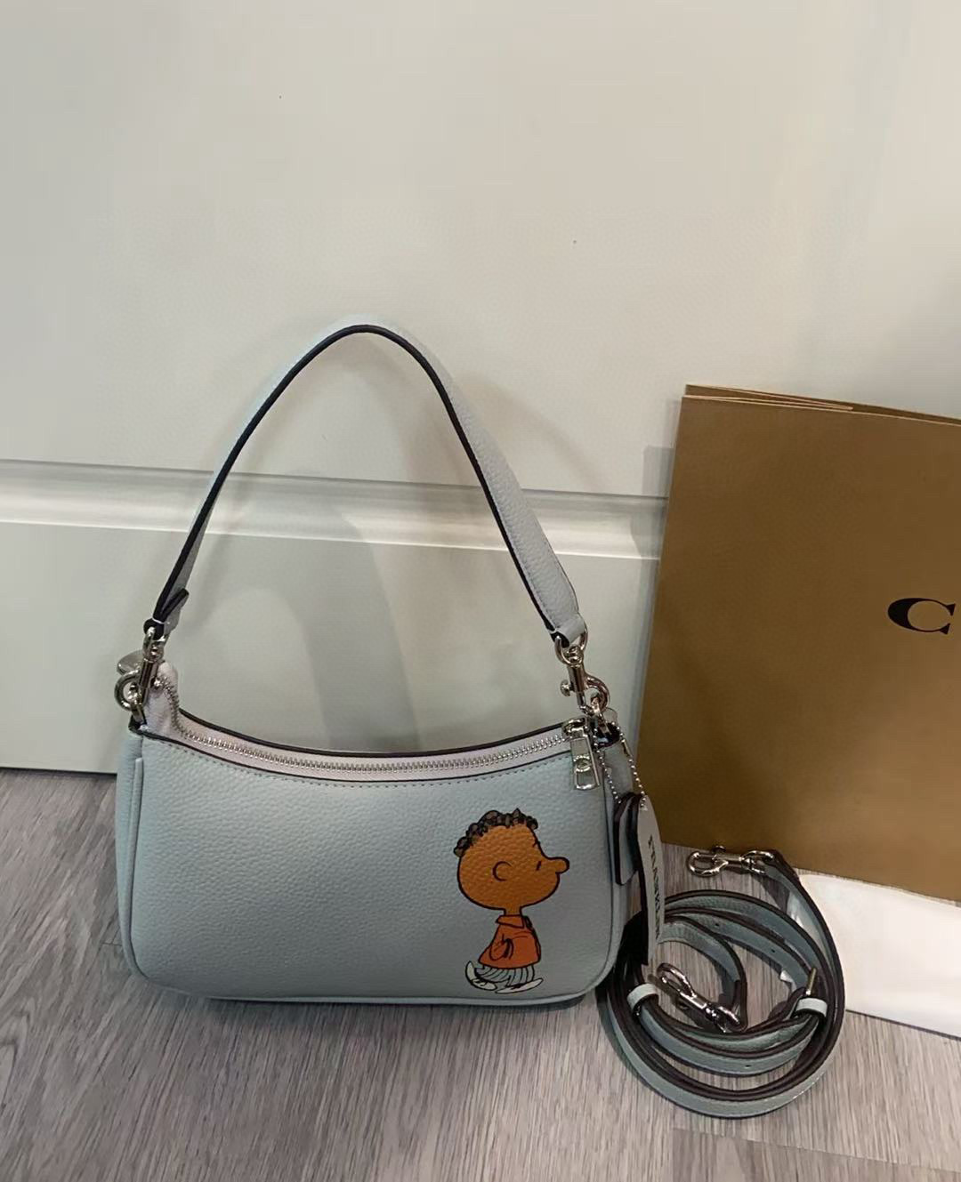 P220 COACH蔻驰x PEANUTS联名款Teri25卡通图案印花 皮革 斜挎单肩包中号女款银色拼鹦鹉蓝多色 货号:CBM31 cBj77 CBJ80 CBJ83 尺寸25cm