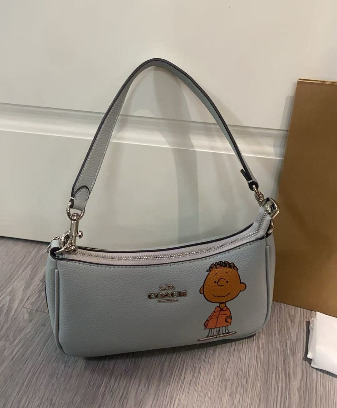 P220 COACH蔻驰x PEANUTS联名款Teri25卡通图案印花 皮革 斜挎单肩包中号女款银色拼鹦鹉蓝多色 货号:CBM31 cBj77 CBJ80 CBJ83 尺寸25cm