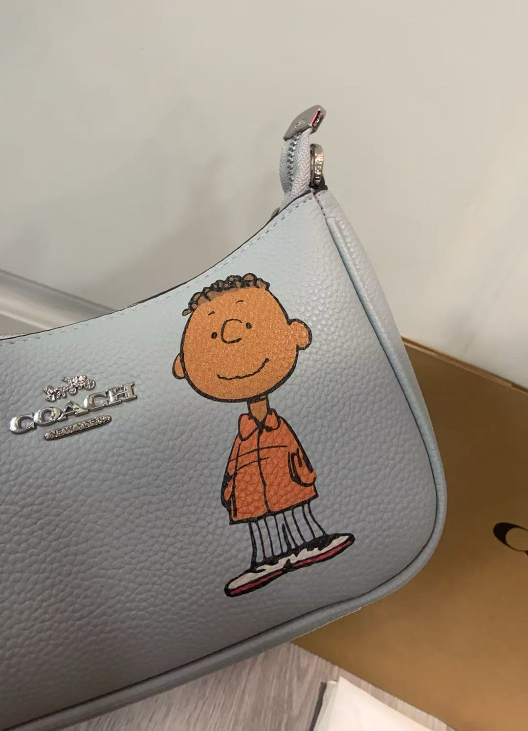 P220 COACH蔻驰x PEANUTS联名款Teri25卡通图案印花 皮革 斜挎单肩包中号女款银色拼鹦鹉蓝多色 货号:CBM31 cBj77 CBJ80 CBJ83 尺寸25cm