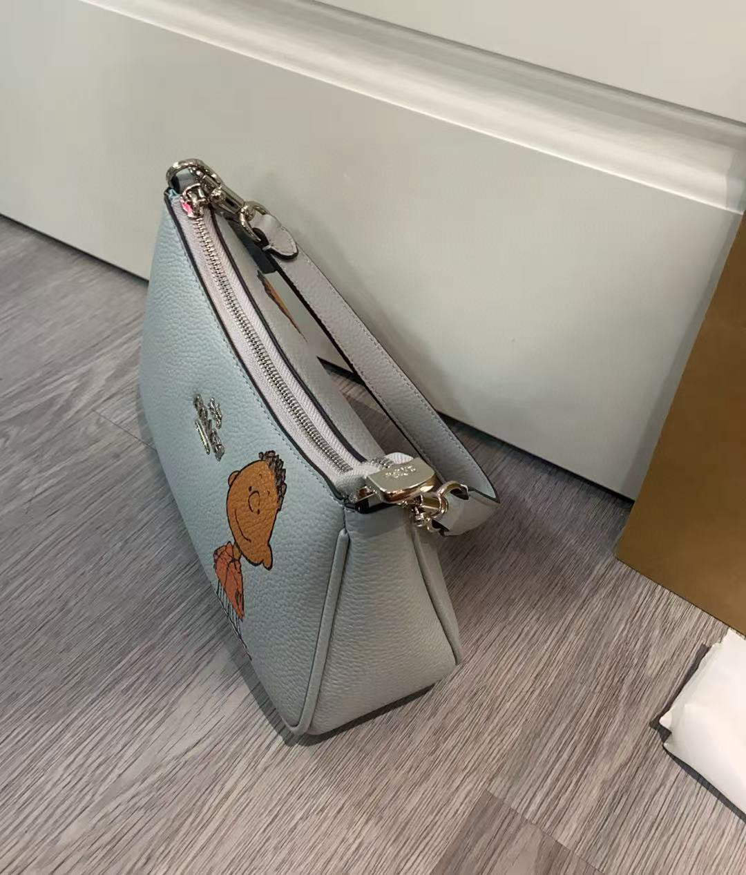 P220 COACH蔻驰x PEANUTS联名款Teri25卡通图案印花 皮革 斜挎单肩包中号女款银色拼鹦鹉蓝多色 货号:CBM31 cBj77 CBJ80 CBJ83 尺寸25cm