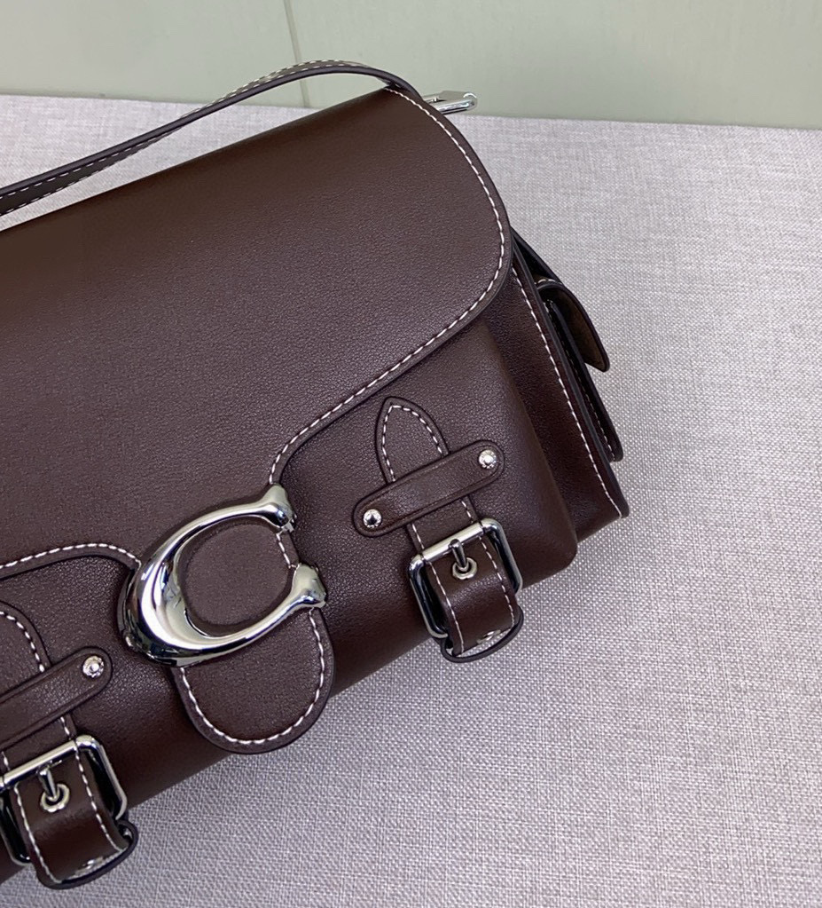 Coach 12月新色CT721 Coach也有机车风