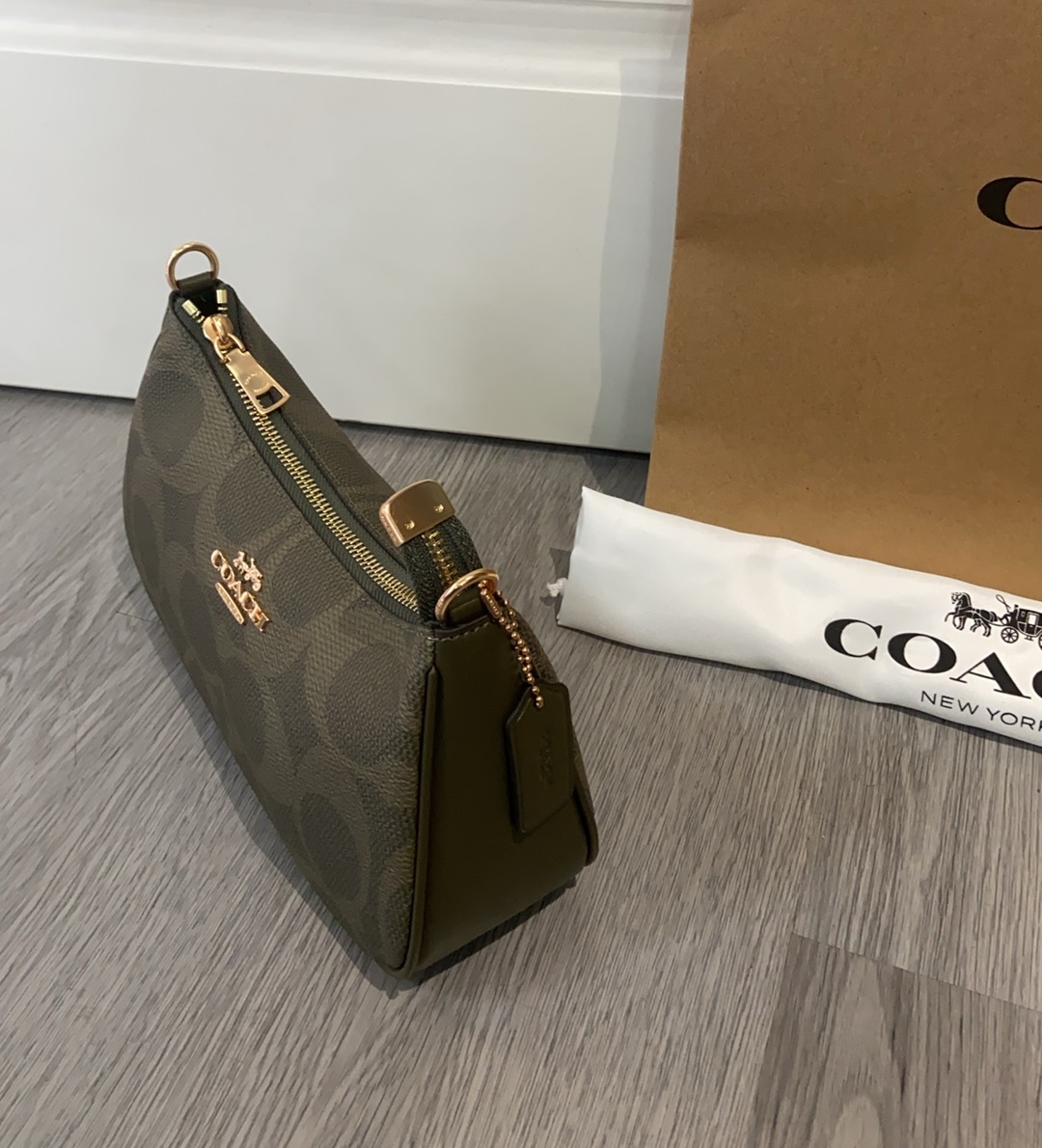 Coach COACH| 4月新品CAL51Teri樱花粉色少女 心春天没有心事，春天只顾花开蔻驰4月新品来啦~