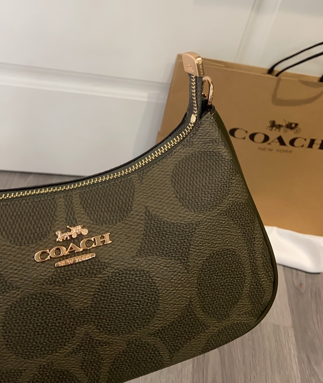 Coach COACH| 4月新品CAL51Teri樱花粉色少女 心春天没有心事，春天只顾花开蔻驰4月新品来啦~