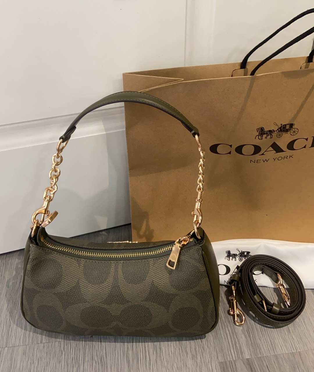 Coach COACH| 4月新品CAL51Teri樱花粉色少女 心春天没有心事，春天只顾花开蔻驰4月新品来啦~