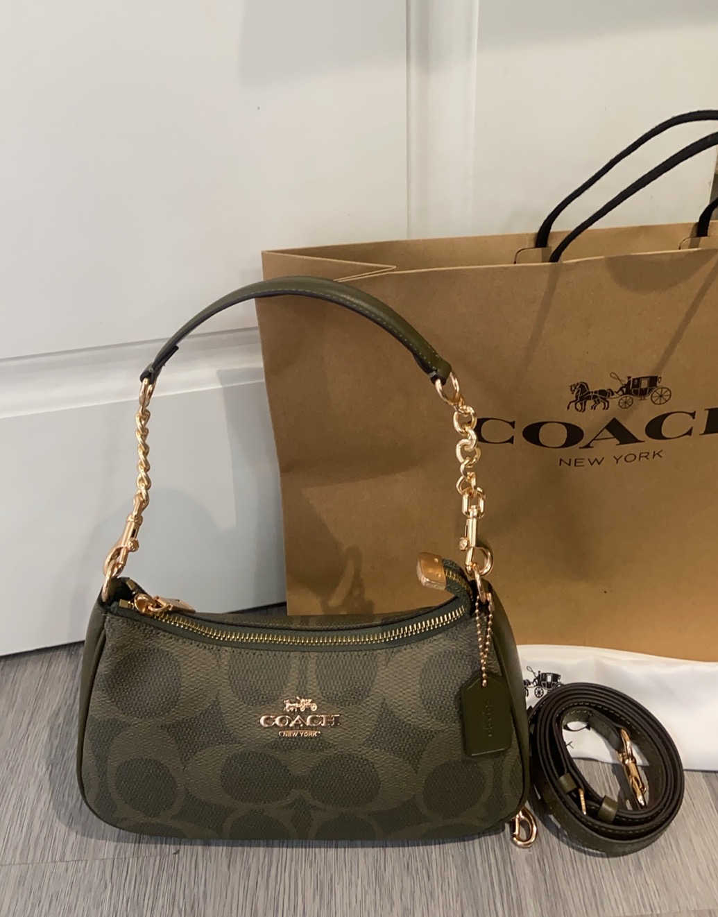 Coach COACH| 4月新品CAL51Teri樱花粉色少女 心春天没有心事，春天只顾花开蔻驰4月新品来啦~