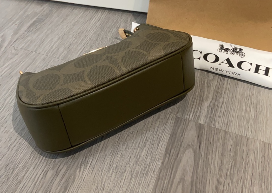 Coach COACH| 4月新品CAL51Teri樱花粉色少女 心春天没有心事，春天只顾花开蔻驰4月新品来啦~