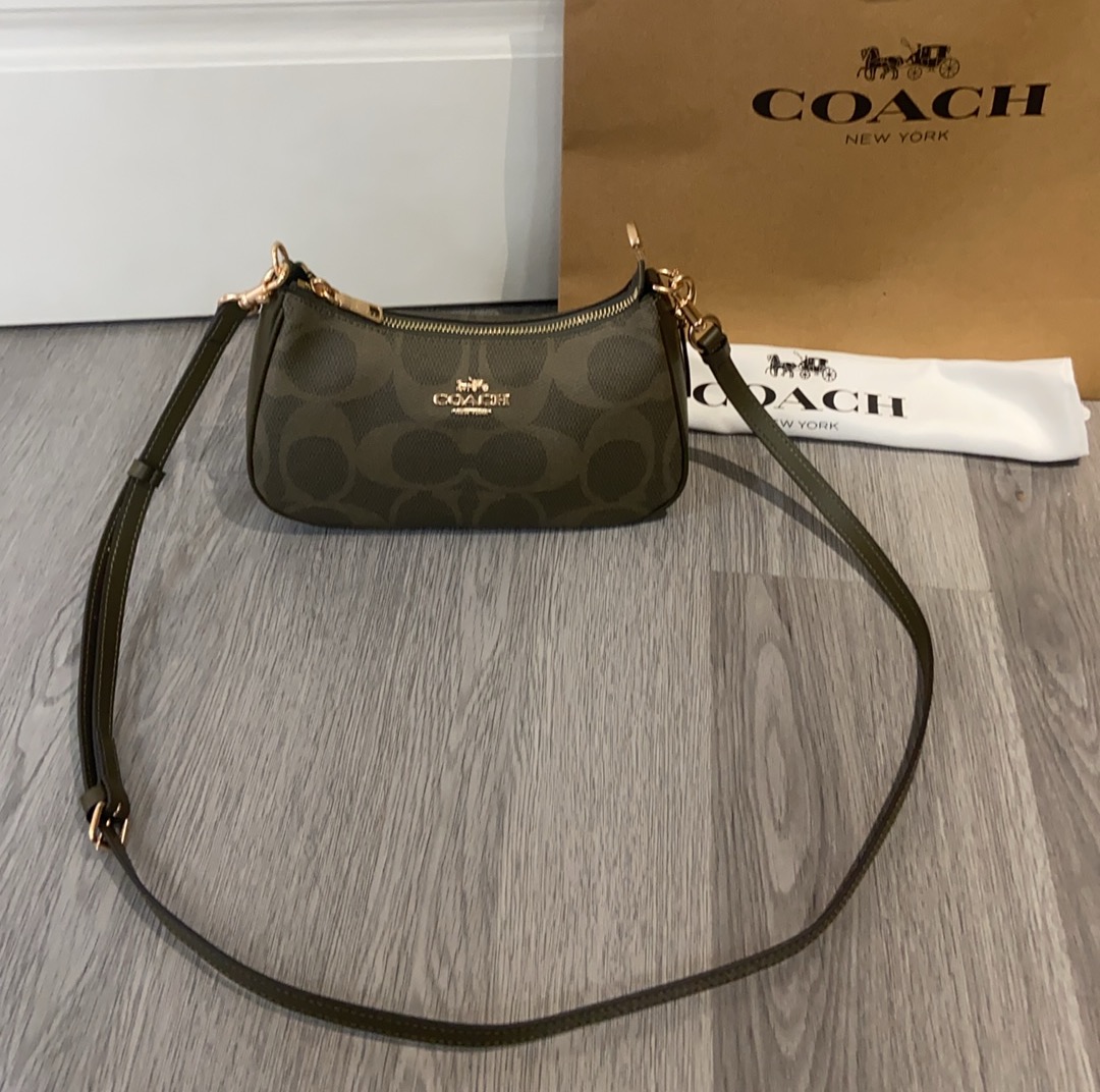 Coach COACH| 4月新品CAL51Teri樱花粉色少女 心春天没有心事，春天只顾花开蔻驰4月新品来啦~
