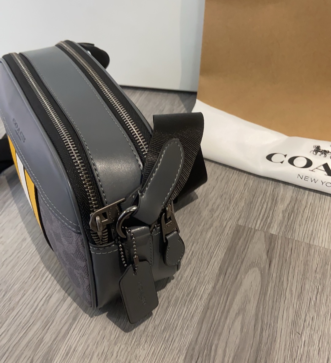 Coach Coach11月新品 C5810 CCG30男士学院风相机包 双隔层设计 超柔软牛皮材质 非常洋气 上档次 范十足