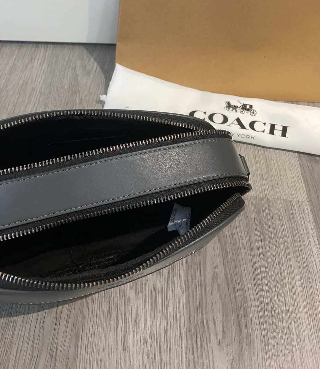 Coach Coach11月新品 C5810 CCG30男士学院风相机包 双隔层设计 超柔软牛皮材质 非常洋气 上档次 范十足