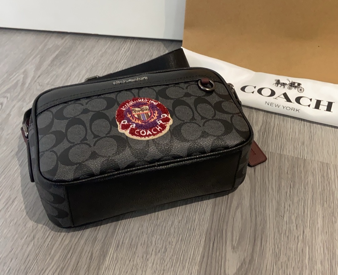 Coach Coach11月新品 C5810 男士学院风相机包 双隔层设计 超柔软牛皮材质 非常洋气 上档次 范十足。尺寸23