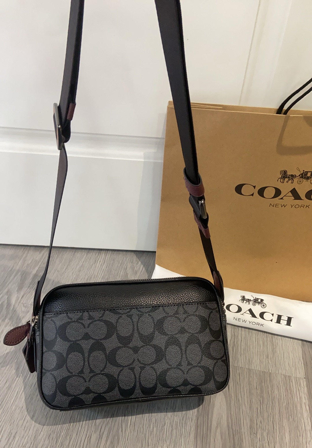 Coach Coach11月新品 C5810 男士学院风相机包 双隔层设计 超柔软牛皮材质 非常洋气 上档次 范十足。尺寸23