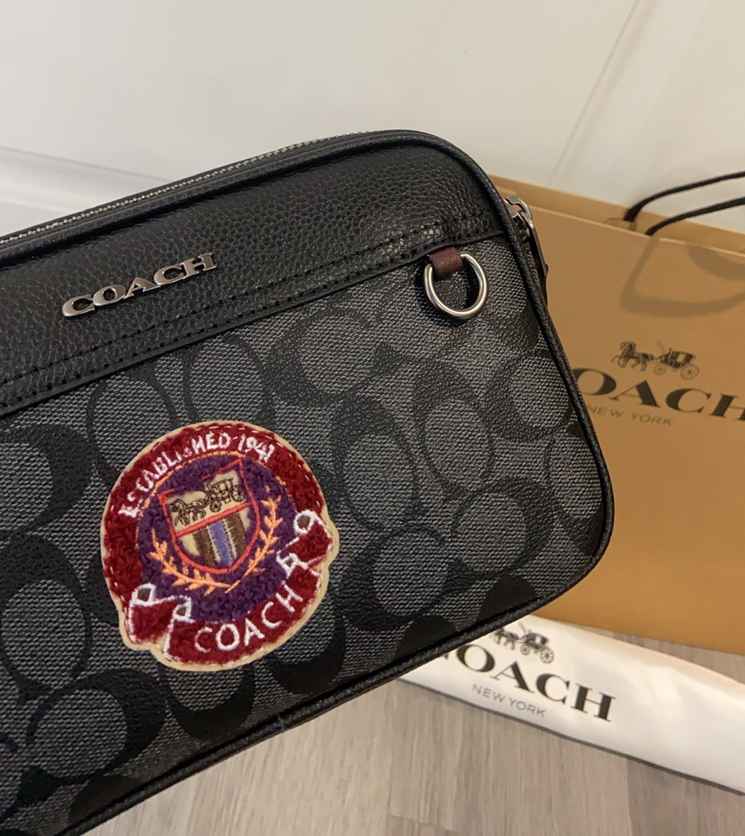 Coach Coach11月新品 C5810 男士学院风相机包 双隔层设计 超柔软牛皮材质 非常洋气 上档次 范十足。尺寸23