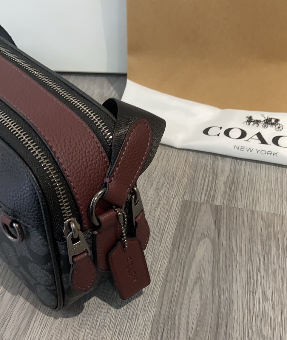 Coach Coach11月新品 C5810 男士学院风相机包 双隔层设计 超柔软牛皮材质 非常洋气 上档次 范十足。尺寸23