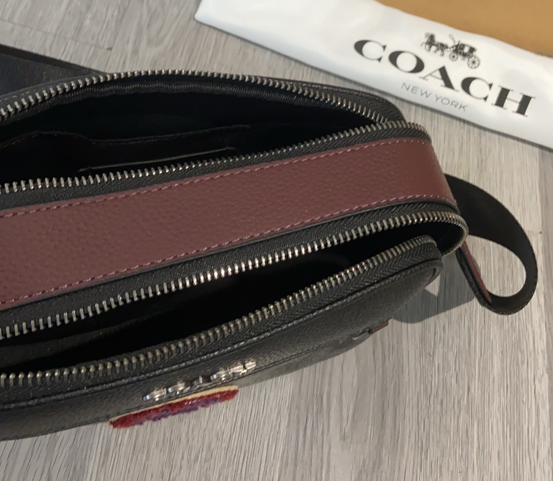 Coach Coach11月新品 C5810 男士学院风相机包 双隔层设计 超柔软牛皮材质 非常洋气 上档次 范十足。尺寸23