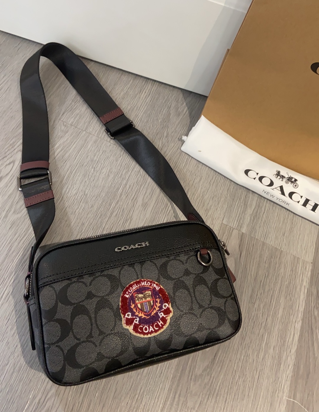 Coach Coach11月新品 C5810 男士学院风相机包 双隔层设计 超柔软牛皮材质 非常洋气 上档次 范十足。尺寸23