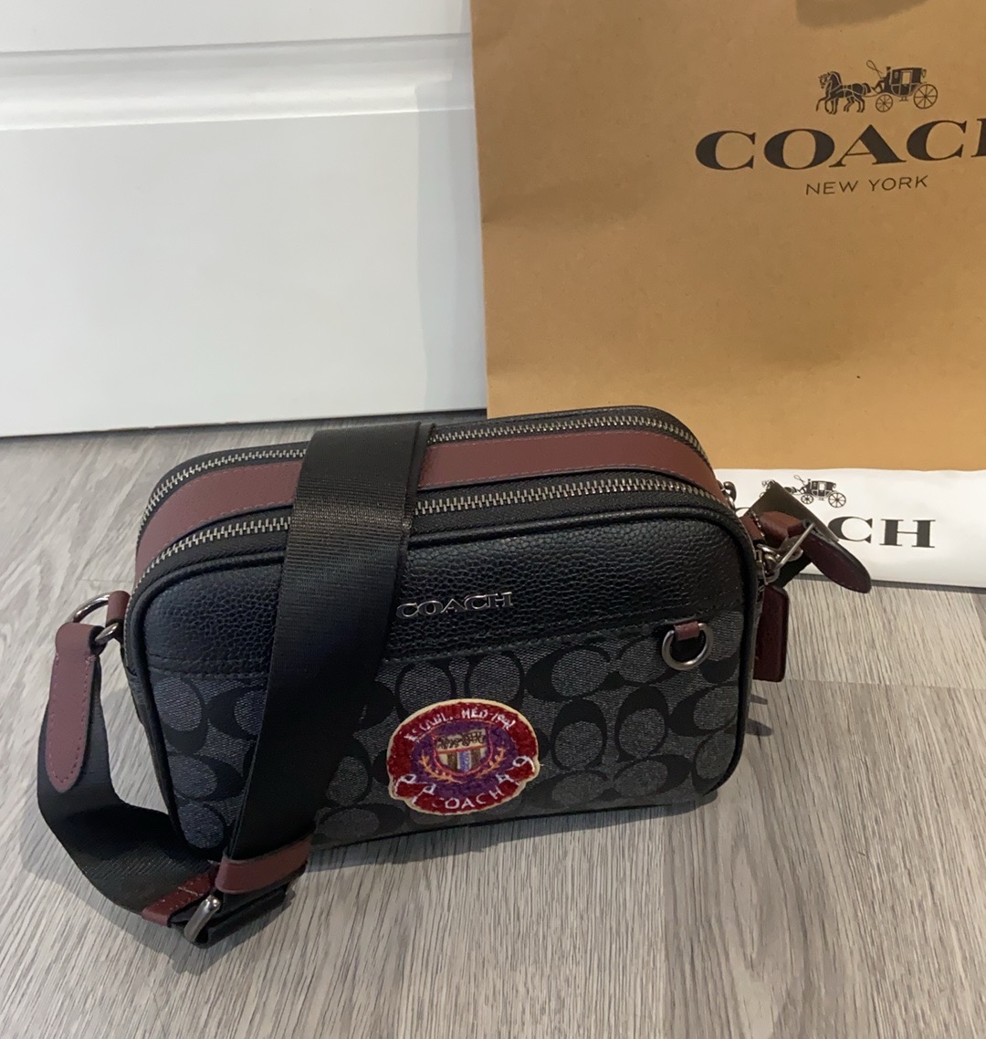 Coach Coach11月新品 C5810 男士学院风相机包 双隔层设计 超柔软牛皮材质 非常洋气 上档次 范十足。尺寸23