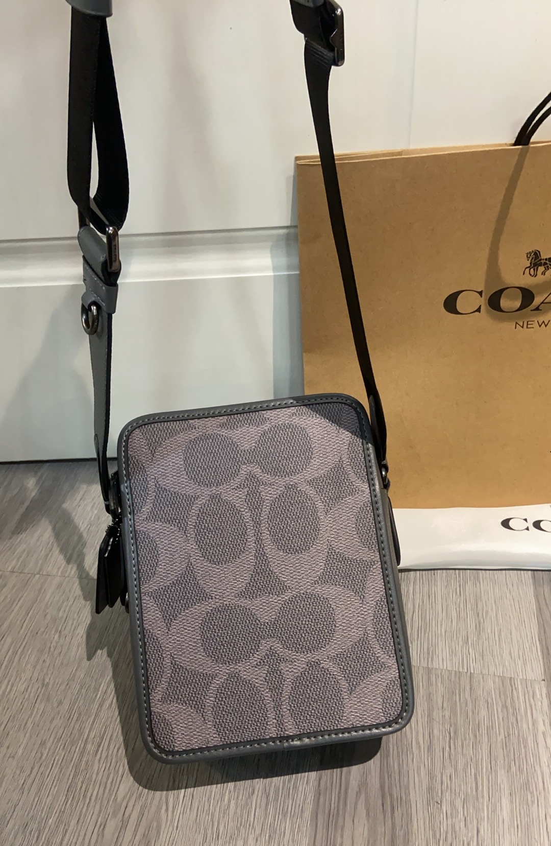Coach Coach新款CCF20徽章斜挎包|中性风穿搭的点睛之选 老花搭配 感满满的徽章设计，中性风拉满，尺寸16/21/6