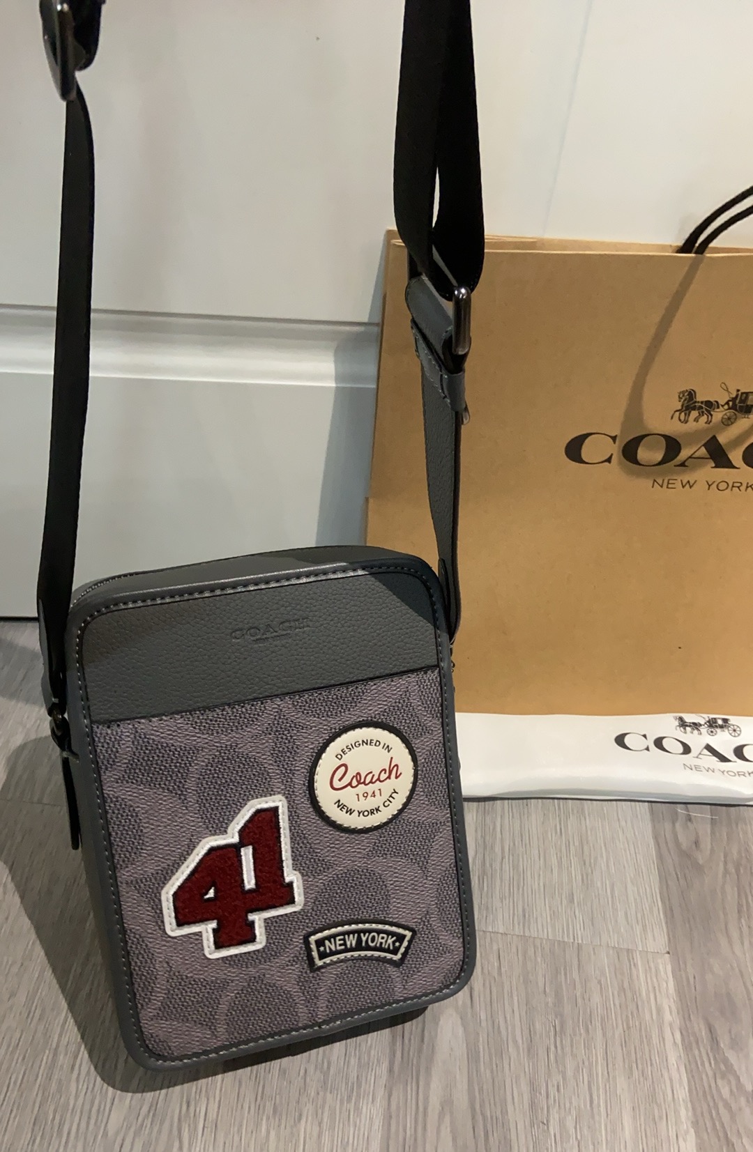 Coach Coach新款CCF20徽章斜挎包|中性风穿搭的点睛之选 老花搭配 感满满的徽章设计，中性风拉满，尺寸16/21/6