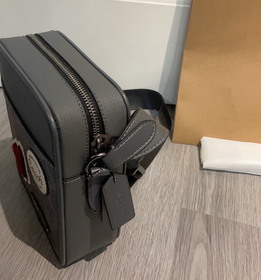 Coach Coach新款CCF20徽章斜挎包|中性风穿搭的点睛之选 老花搭配 感满满的徽章设计，中性风拉满，尺寸16/21/6