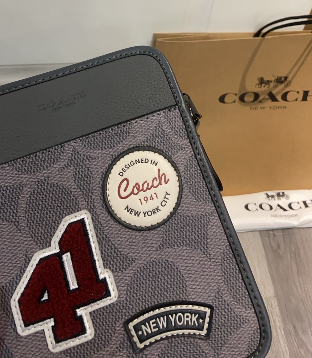 Coach Coach新款CCF20徽章斜挎包|中性风穿搭的点睛之选 老花搭配 感满满的徽章设计，中性风拉满，尺寸16/21/6