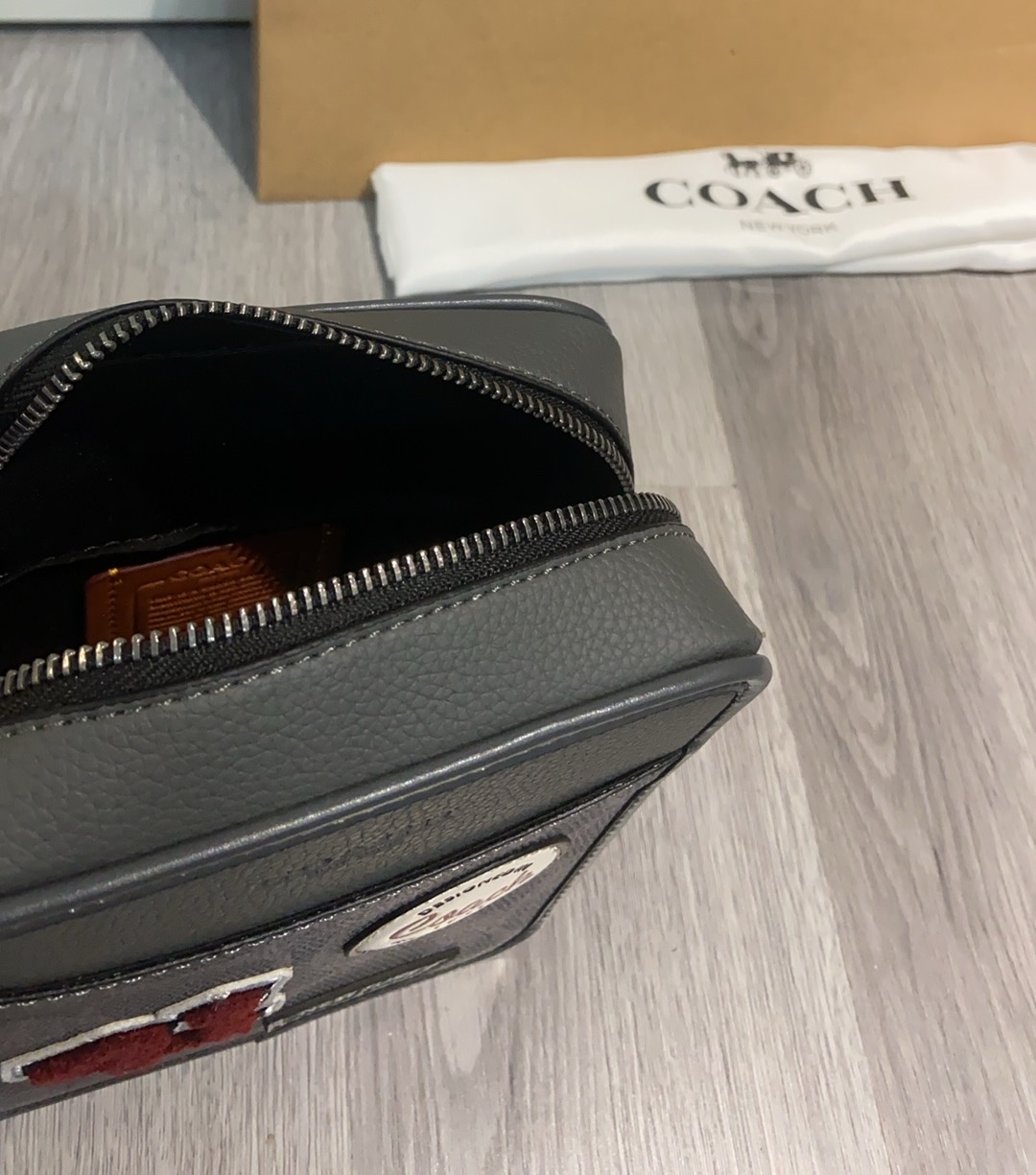 Coach Coach新款CCF20徽章斜挎包|中性风穿搭的点睛之选 老花搭配 感满满的徽章设计，中性风拉满，尺寸16/21/6