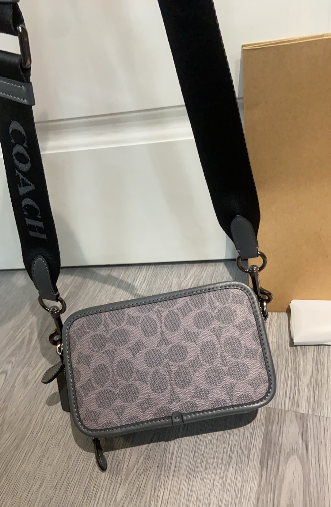 Coach Coach Signature CN111 CW365 系列斜挎包 老花+黑色皮革饰边
