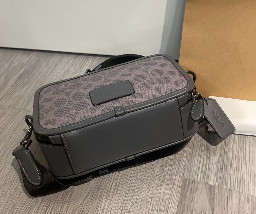 Coach Coach Signature CN111 CW365 系列斜挎包 老花+黑色皮革饰边