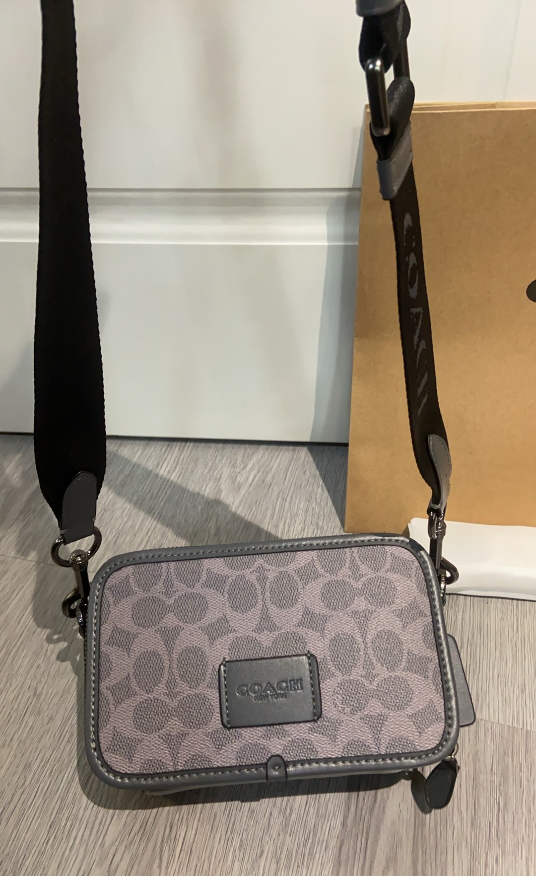 Coach Coach Signature CN111 CW365 系列斜挎包 老花+黑色皮革饰边
