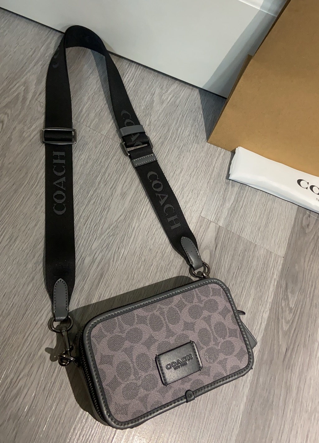 Coach Coach Signature CN111 CW365 系列斜挎包 老花+黑色皮革饰边