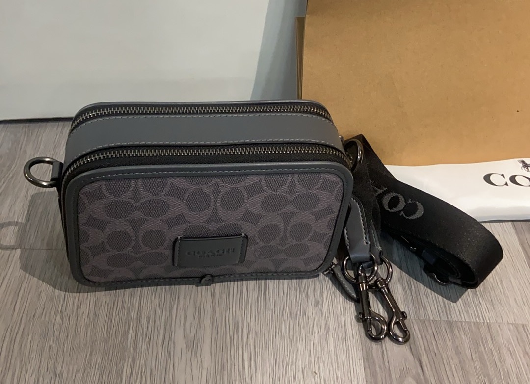 Coach Coach Signature CN111 CW365 系列斜挎包 老花+黑色皮革饰边