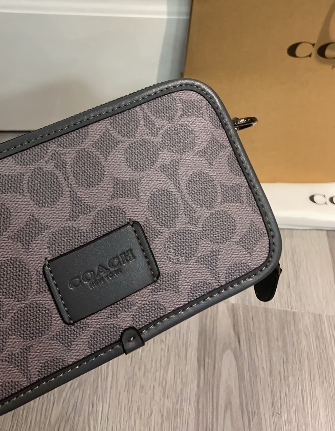Coach Coach Signature CN111 CW365 系列斜挎包 老花+黑色皮革饰边