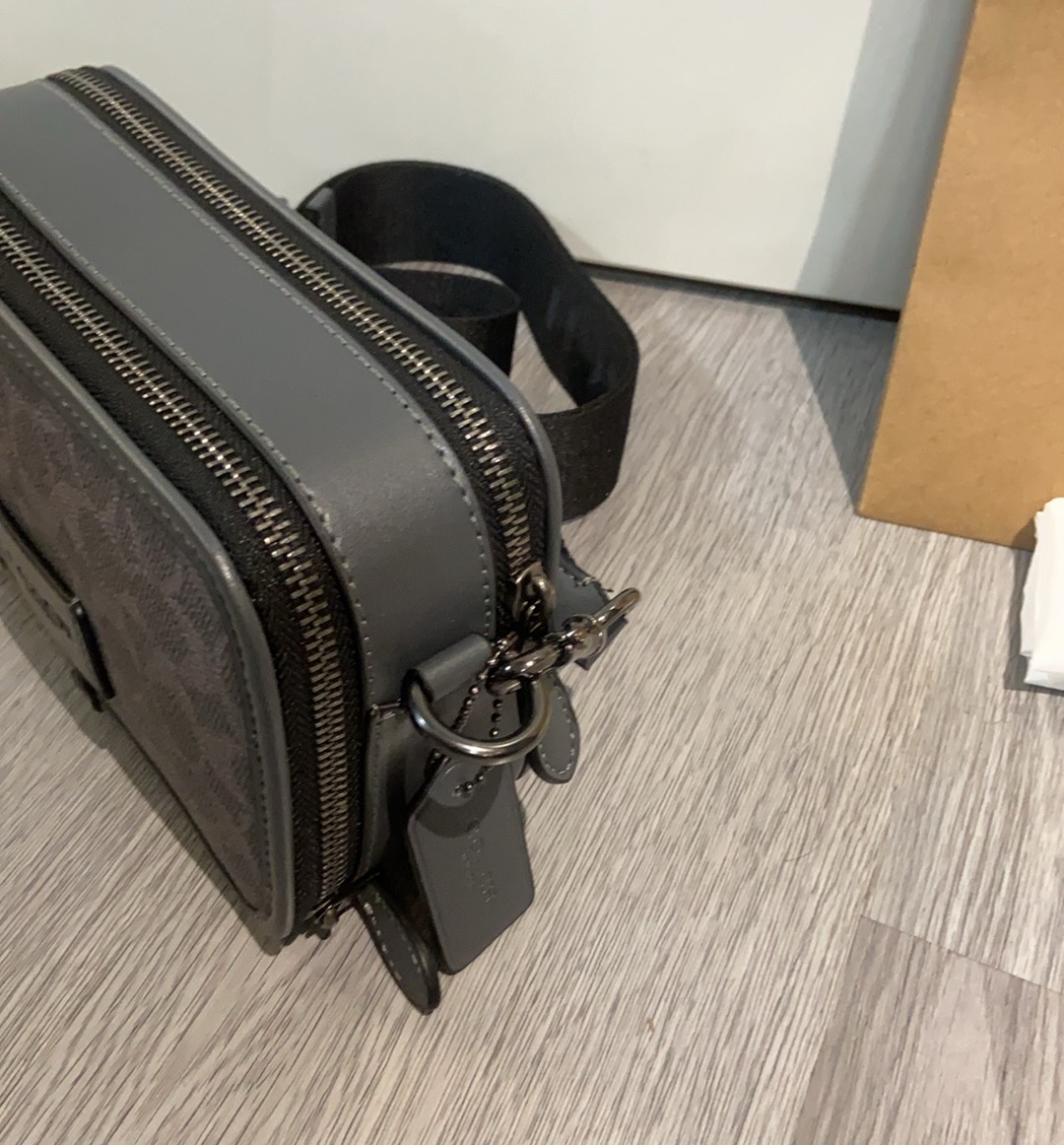 Coach Coach Signature CN111 CW365 系列斜挎包 老花+黑色皮革饰边