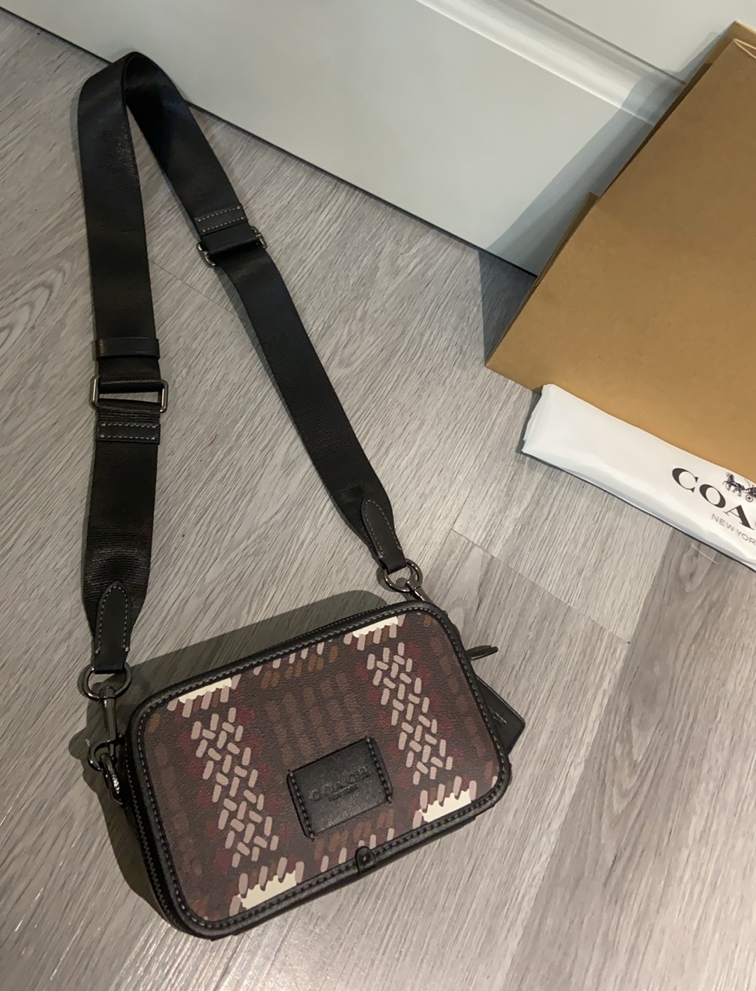 Coach Coach Signature CN111系列斜挎包 老花帆布+黑色皮革饰边 简约又耐用 包身小巧