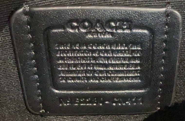 Coach Coach Signature CN111系列斜挎包 老花帆布+黑色皮革饰边 简约又耐用 包身小巧