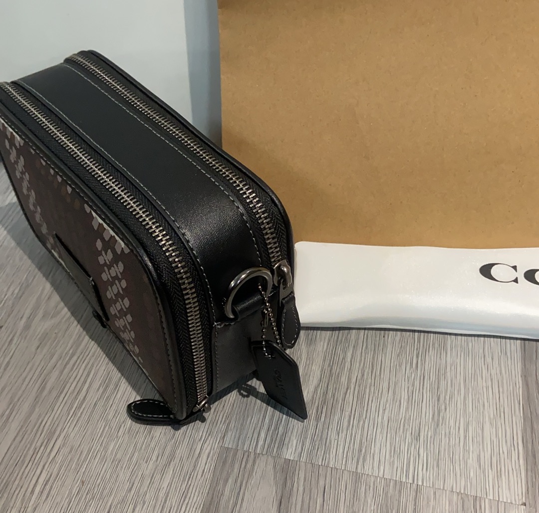 Coach Coach Signature CN111系列斜挎包 老花帆布+黑色皮革饰边 简约又耐用 包身小巧