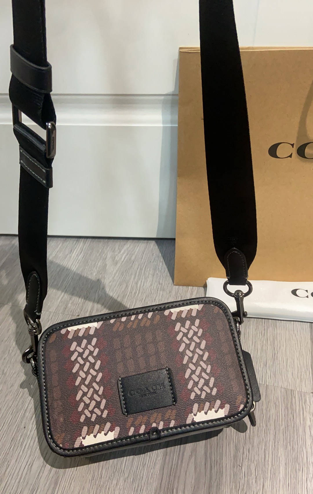 Coach Coach Signature CN111系列斜挎包 老花帆布+黑色皮革饰边 简约又耐用 包身小巧