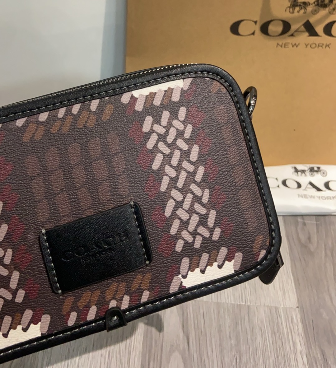Coach Coach Signature CN111系列斜挎包 老花帆布+黑色皮革饰边 简约又耐用 包身小巧