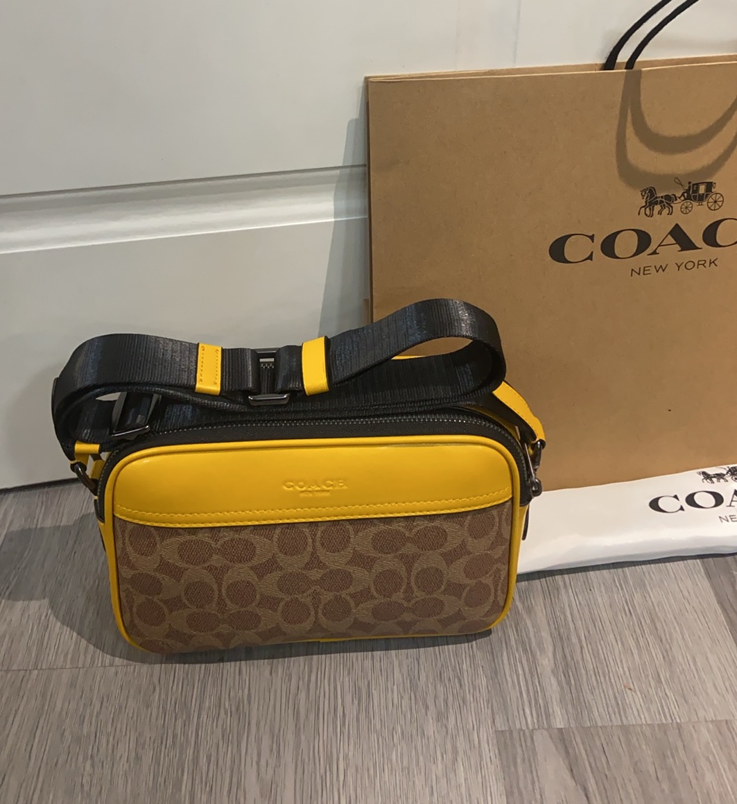 Coach Coach 最新款CAX46 Graham系列 相机包 新版老花带暗纹 最受欢迎的男士相机包 卡其新版和旧版长度一样的