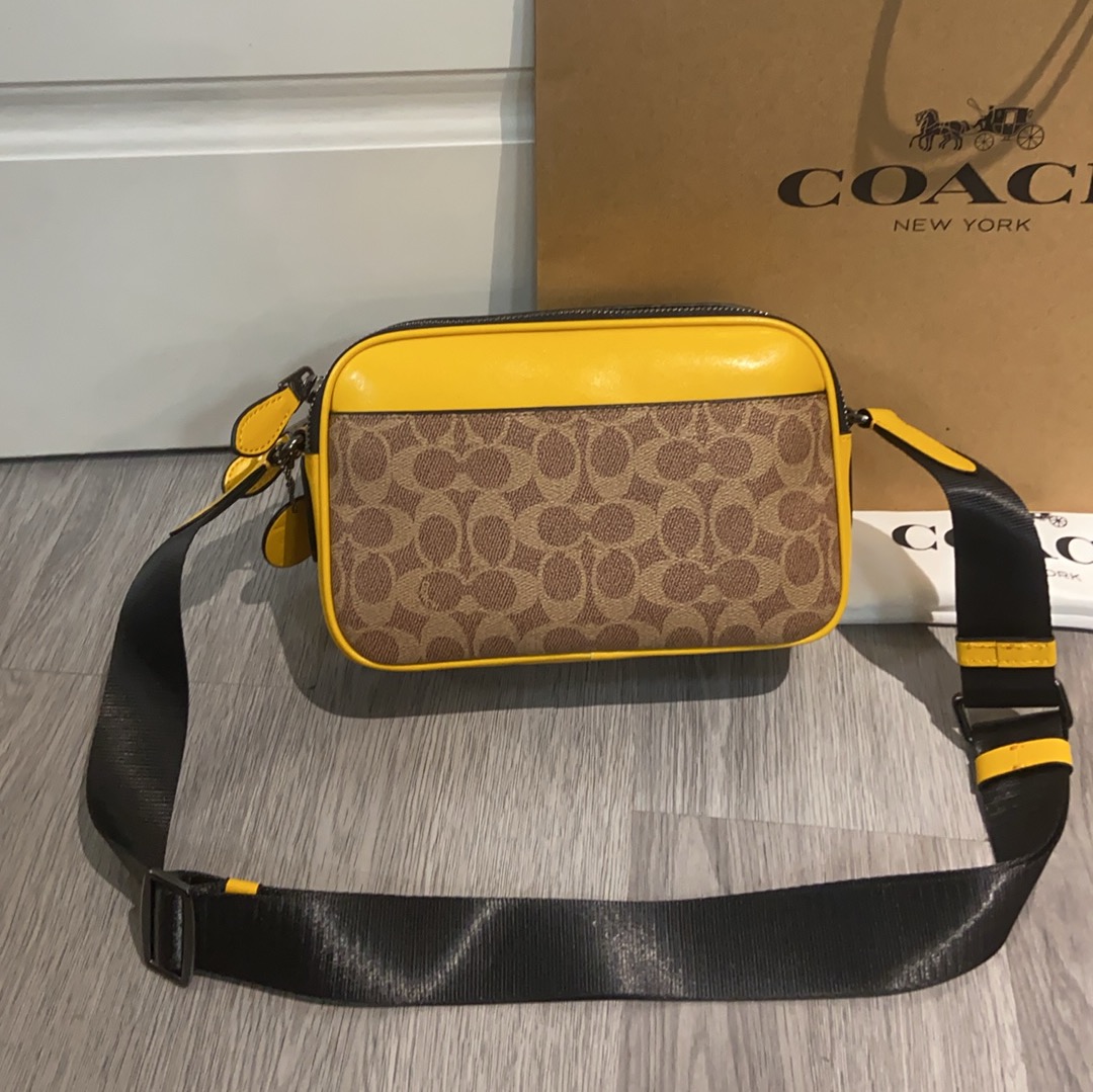 Coach Coach 最新款CAX46 Graham系列 相机包 新版老花带暗纹 最受欢迎的男士相机包 卡其新版和旧版长度一样的