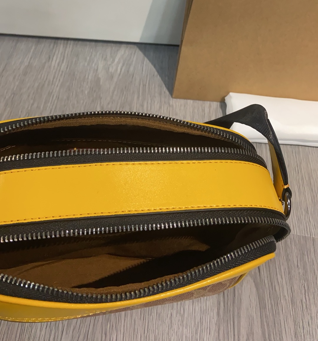 Coach Coach 最新款CAX46 Graham系列 相机包 新版老花带暗纹 最受欢迎的男士相机包 卡其新版和旧版长度一样的