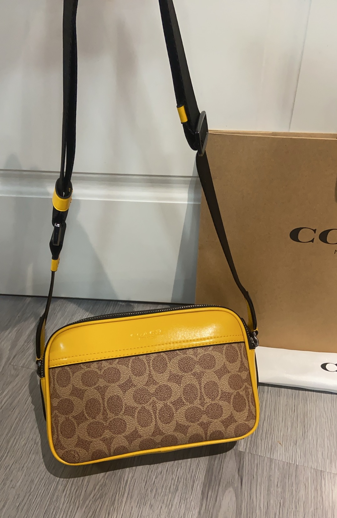 Coach Coach 最新款CAX46 Graham系列 相机包 新版老花带暗纹 最受欢迎的男士相机包 卡其新版和旧版长度一样的